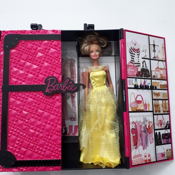 Barbie Fashionista Wardrobe Closet Carrying Case and Barbie Doll - Picture 1 of 13